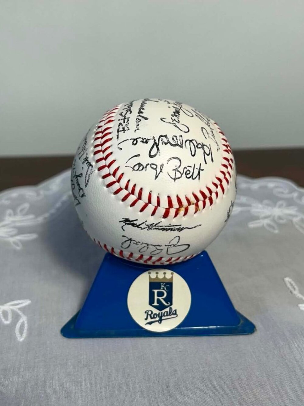 Vintage 1985 Kansas City Royals World Series Team Souvenir Baseball with Stand